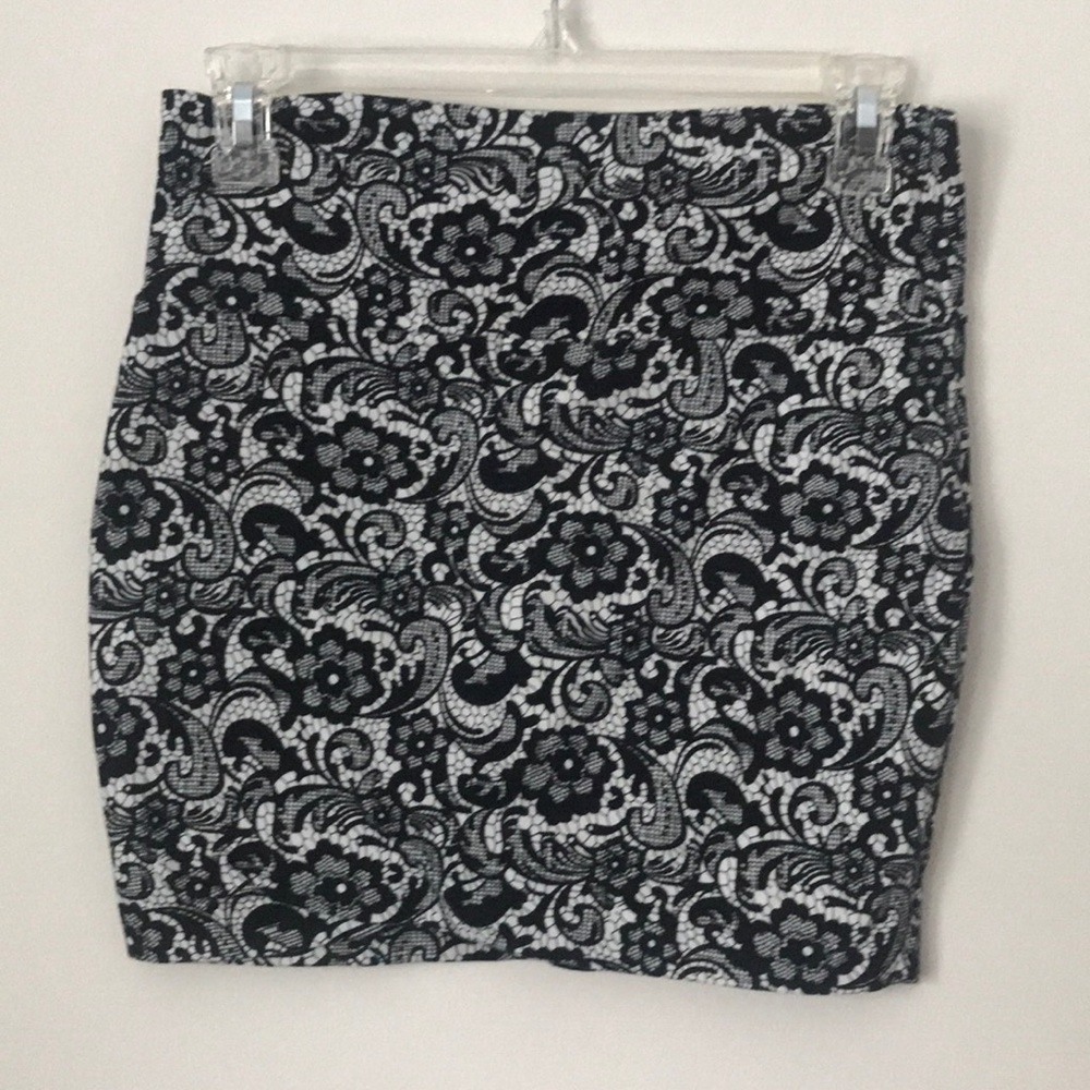 Lace patterned body con skirt